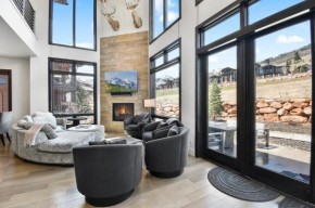 Walk to Skiing, Exceptional Juniper Landing 4 BR, Private Hot Tub, Golf Course Views, Outdoor Pool